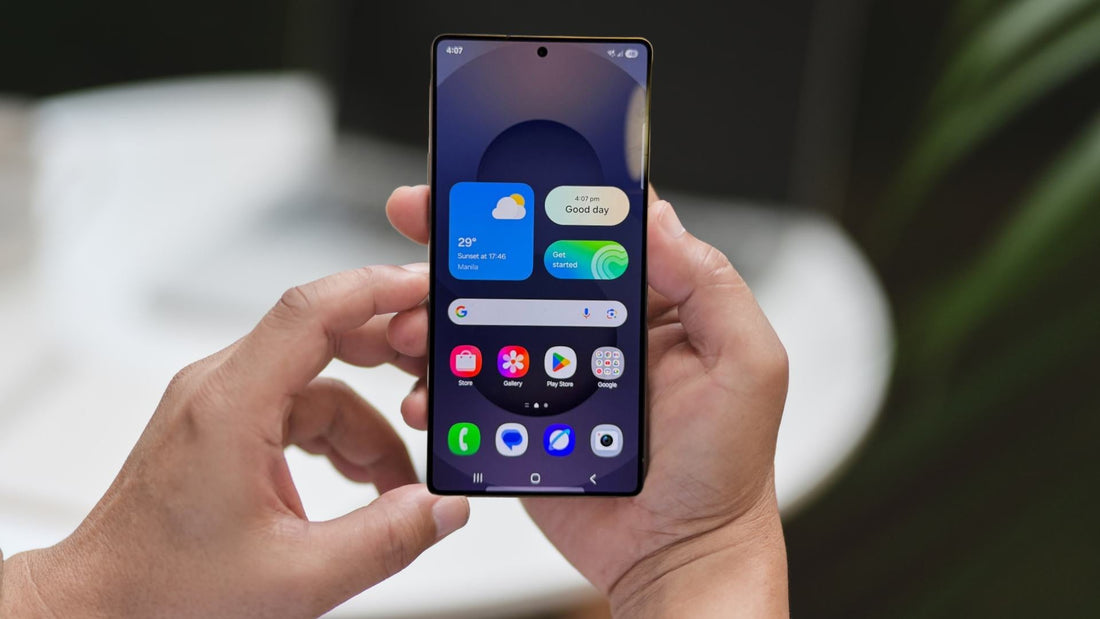 closeup photo of man hand setting up samsung galaxy S25 ultra