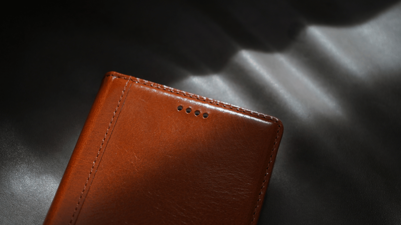 iPhone 16 pro max full grain leather wallet case 00012.png__PID:7c6fb0a8-ad71-4861-8716-2e5af786bae0