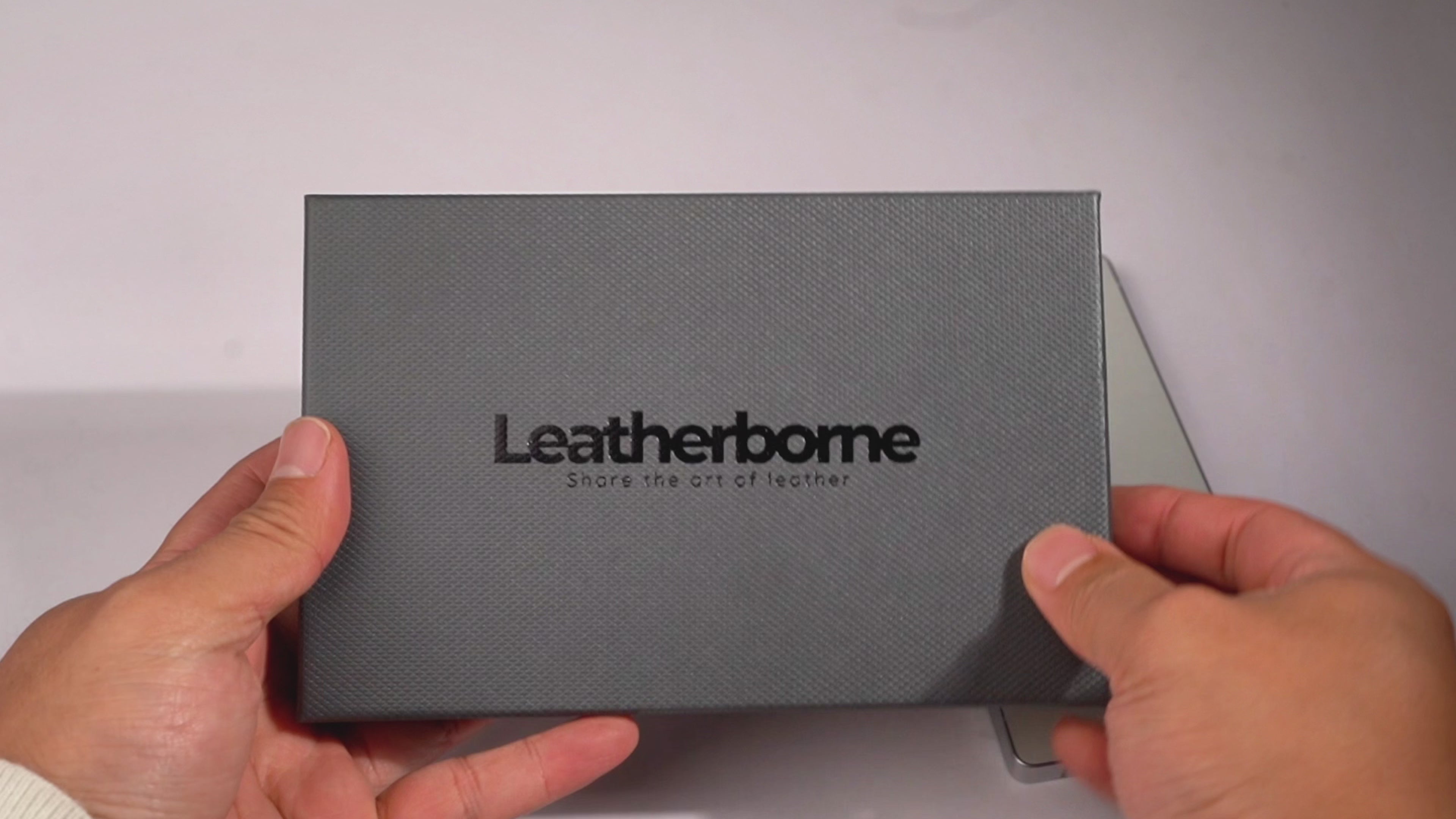 unboxing of leatherborne full grain leather galaxy s25 ultra wallet case
