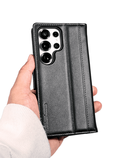 a close up shot to show the back of galaxy s25 ultra case held by a hand